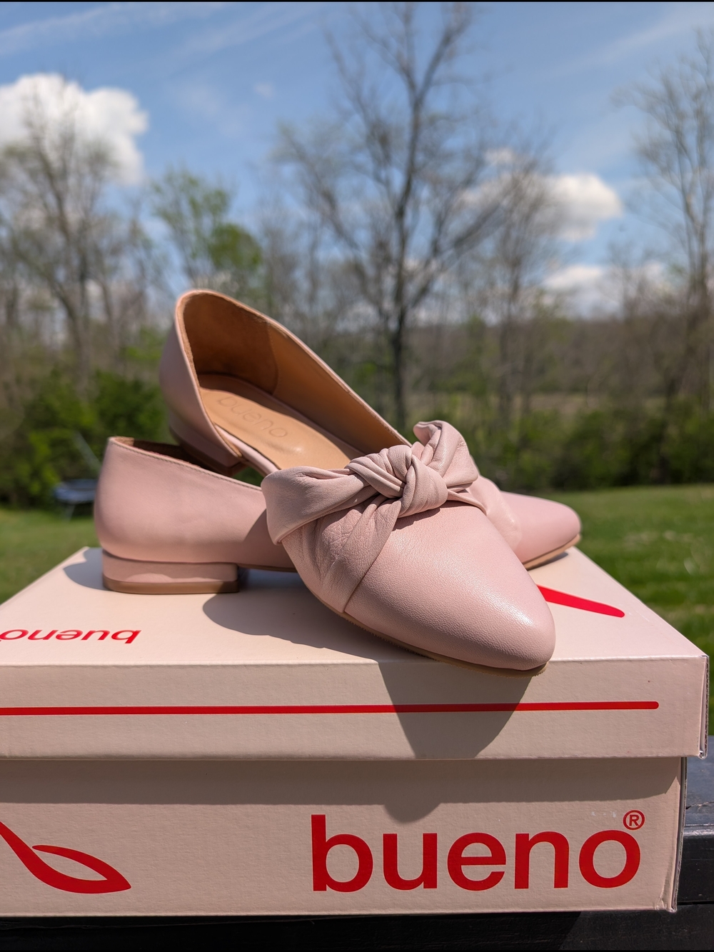 Bueno Women's Pink Knotted Pointed-Toe Flats